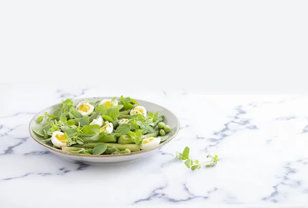 Salade aux œufs de caille et asperges pour menu d'été — Photo