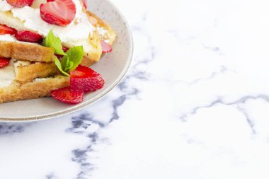 çilek ile tost sağlık için çok yararlıdır