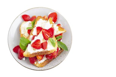 çilek ile tost sağlık için çok yararlıdır