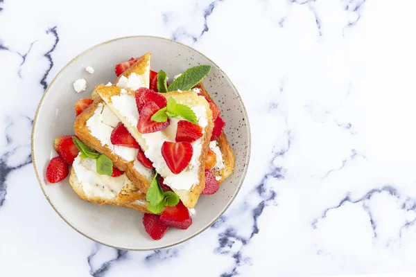 Tostadas con fresas son muy útiles para la salud —  Fotos de Stock