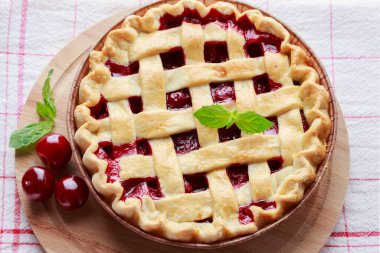 Beyaz bir masada klasik vişneli turta.