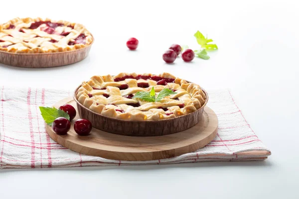 Tarta Cereza Aislada Sobre Fondo Blanco — Foto de Stock