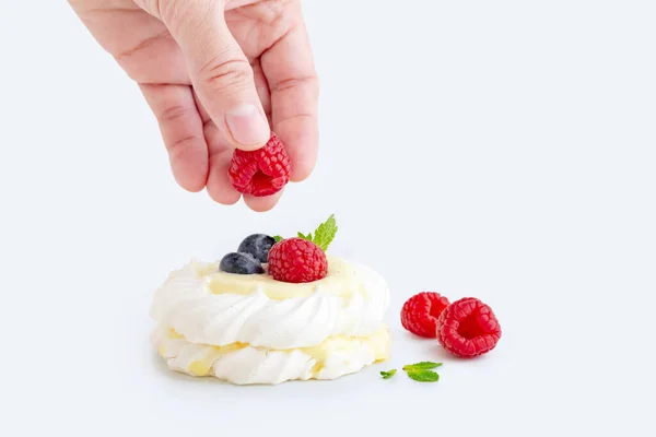 Mini Pavlova Dezert Malinami Borůvkami Bílém Pozadí — Stock fotografie