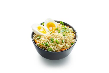 Sebzeli hazır şehriye ve yumurtalar masanın üstünde.