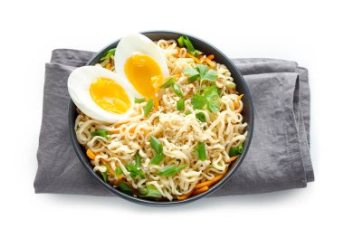 Sebzeli hazır şehriye ve yumurtalar masanın üstünde.