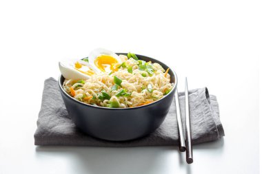 Sebzeli hazır şehriye ve yumurtalar masanın üstünde.