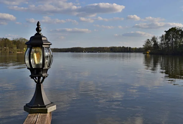 Lampe Einem Holzgeländer Über Der Wasseroberfläche Eines Sees Bäume Und — Stockfoto