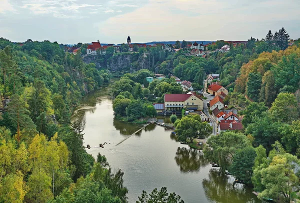 Río Luznice Bosque Alrededor Casas Ciudad Bechyne Desde Puente Las —  Fotos de Stock