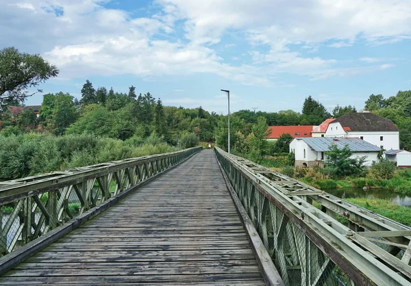 Brücke Aus Stahlkonstruktion Und Holzbrettern Blauer Himmel Mit Weißen Wolken — Stockfoto