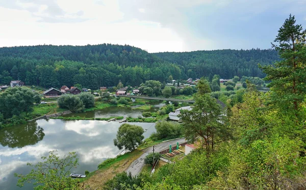 Krajina Zelená Země Řeka Mostem Weir Rekreační Objekty Lesem Pozadí Stock Fotografie