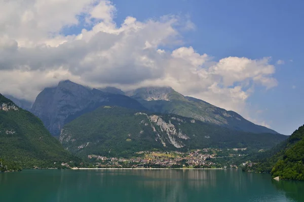 Lago Verde Blu Tra Montagne Lago Circondato Boschi Città Cime — Foto Stock