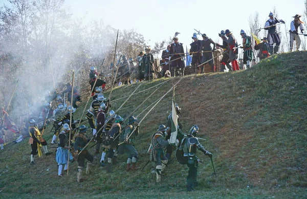 Reconstrucción Histórica Batalla Atacantes Que Suben Una Colina Contra Defensores — Foto de Stock