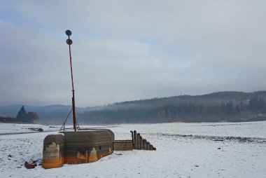 Askeri beton makinelinin - bunker. Tarihsel bir savunma sur ile yer alan karlı bir ülkede bina.