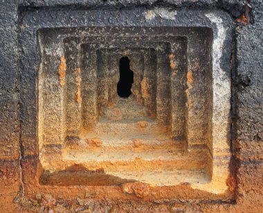 Beton duvarla bir askeri makinelinin olan çekim için açılış bir kademeli bir ayrıntı (bunker - savunma Sur Yapı).