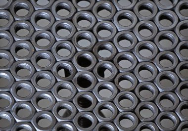 En iyi görünüme fındık diziden yapılan bir sandalye koltuğunda. Birçok çelik fındık ve birlikte kaynaklı çelik çubuklar yapılmış sandalye, sandalye destek mekanizması fındık altında açık renkli mevcuttur.