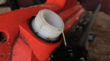 Adam testere zincir yağlama yağı ile doldurma