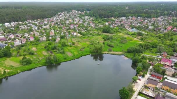 Vue aérienne du village sur une rive du lac.