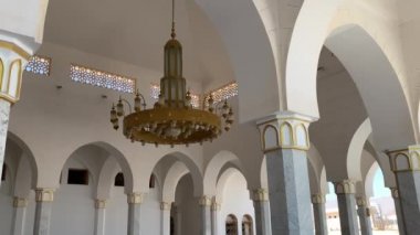 Büyük Avizeli Cami Avlusu.