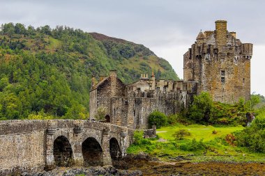 Eilean Donan Kalesi, İskoçya. Kalenin on üçüncü yüzyılda kuruldu ve klan Mackenzie ve müttefiklerinin klan Macrae Kalesi oldu