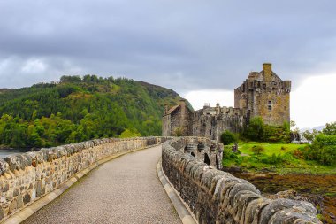 Eilean Donan Kalesi, İskoçya. Kalenin on üçüncü yüzyılda kuruldu ve klan Mackenzie ve müttefiklerinin klan Macrae Kalesi oldu