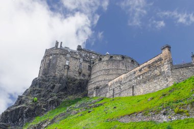 Edinburgh Castle hill kadar bulutlu mavi gün arıyorum. Edinburgh Castle