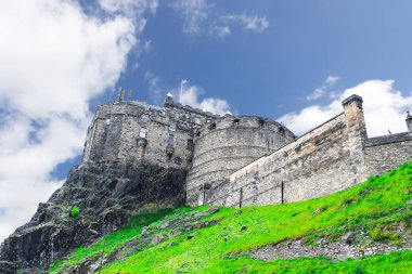 Edinburgh Castle hill kadar bulutlu mavi gün arıyorum. Edinburgh Castle