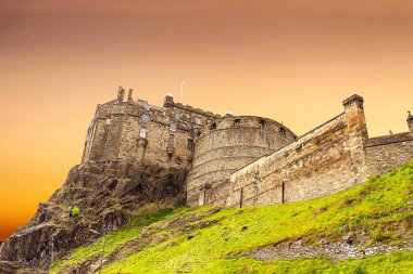 Edinburgh Castle hill kadar bulutlu mavi gün arıyorum. Edinburgh Castle