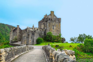 Gün batımında Eilean Donan Kalesi, İskoçya. Kalenin on üçüncü yüzyılda kuruldu ve klan Mackenzie ve müttefiklerinin klan Macrae Kalesi oldu