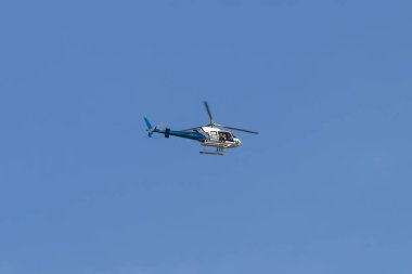 Turist helikopter üzerinde açık mavi gökyüzü uçan