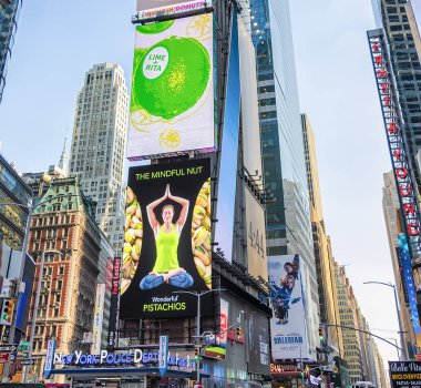 Gün batımında times Meydanı'nda reklam