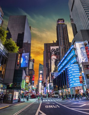 Gün batımında times Meydanı'nda reklam