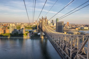 Roosevelt Adası'na, New York City batımını Ed Koch Queensboro Köprüsü'nün havadan görünümü