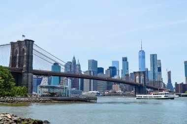 Brooklin köprünün bir Manhattan siluetinin manzarasına