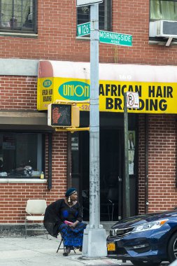  Afrikalı-Amerikalı kadın Afrika saç kuaförlük Harlem'de örgü istemcileri için bekliyor