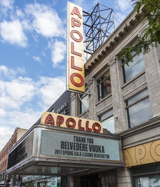 Apollo Tiyatrosu Harlem bölgesinde, New York'taki ünlü dönüm noktası olduğunu