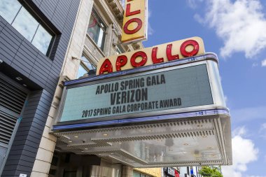  Apollo Tiyatrosu Harlem bölgesinde, New York'taki ünlü dönüm noktası olduğunu