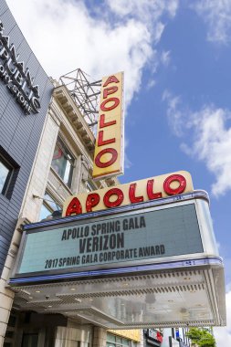  Apollo Tiyatrosu Harlem bölgesinde, New York'taki ünlü dönüm noktası olduğunu