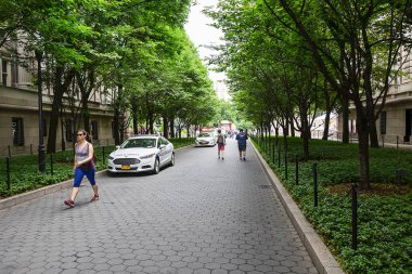 Columbia Üniversitesi'nin girişinde yaz saati