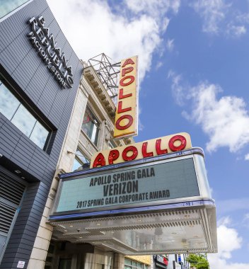 Apollo Tiyatrosu Harlem bölgesinde, New York'taki ünlü dönüm noktası olduğunu