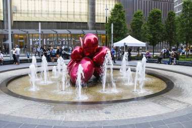 Kırmızı balon çiçek tarafından 8 Haziran 2017 üzerinde 7 Dünya Ticaret Merkezi'nde Jeff Koons. Son derece parlak, Koons imza genel paslanmaz çelik heykeller biridir