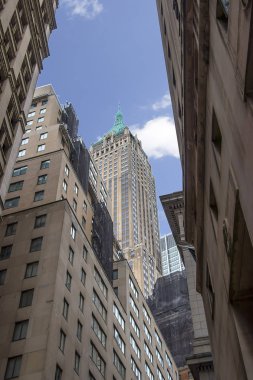 New York'ta mavi gökyüzü üzerinde finans bölgesi içinde Manhattan ve görünümü gökdelenler içinde ararken 