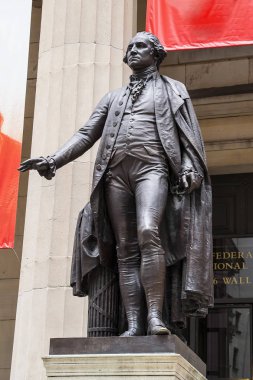 George Washington Federal Binası Ulusal Anıtı önünde