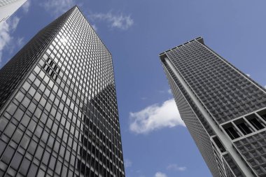 Üzerinde mavi gökyüzü içinde Manhattan ve görünümü gökdelenler ararken