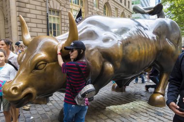 Boğa şarj, kadın. Boğa Aşağı Manhattan temsil gücü ve Amerikan halkının güç şarj Simgesel Yapı