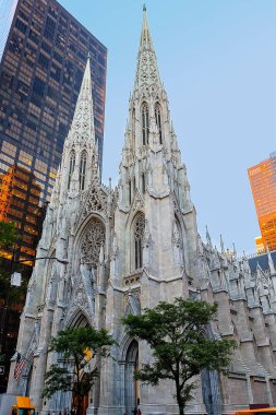 Gün batımında St. Patrick Katedrali