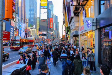 Gün batımında Times Meydanı etkinliği