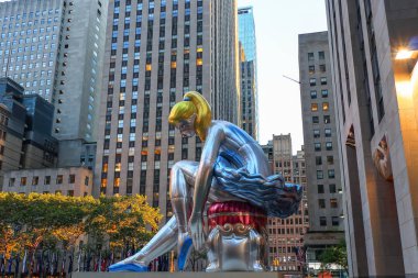 Jeff Koons 'Balerin oturmuş' heykel Rockefeller Plaza New York'ta günbatımında şişirilmiş'ın