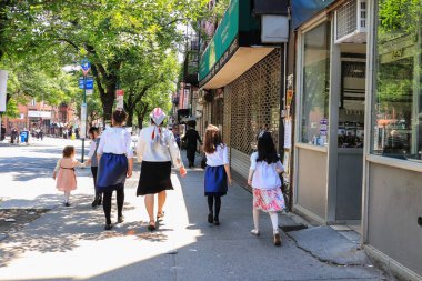  Ortodoks Yahudileri Şabat, Williamsburg, Brooklyn, New York özel kıyafetlerle