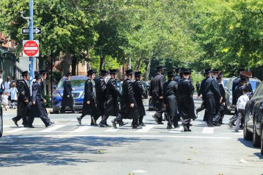 Ortodoks Yahudileri Şabat, Williamsburg, Brooklyn, New York özel kıyafetlerle
