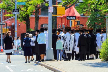 Ortodoks Yahudileri Şabat, Williamsburg, Brooklyn, New York özel kıyafetlerle